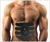 Haut du corps musculaire d'un homme utilisant le stimulateur abs à 8 pads Haut du corps musculaire d'un homme utilisant le stimulateur abs à 8 pads