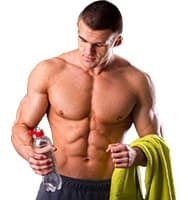 homme musclé avec une serviette jaune sur un fond blanc