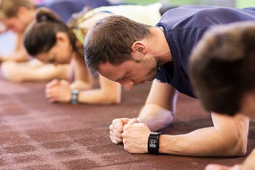 plusieurs personnes font du gainage en position planche plusieurs personnes font du gainage en position planche