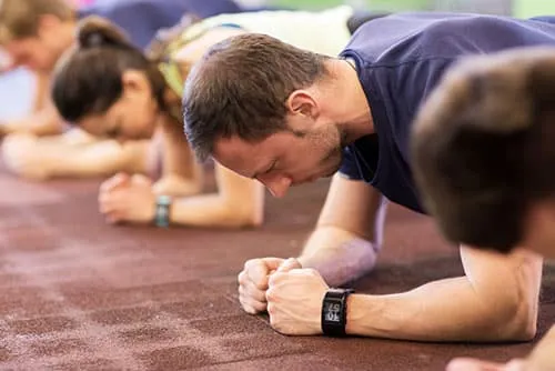 plusieurs personnes font du gainage en position planche