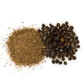 grains et poudre marron en tas sur un fond blanc - weightworld grains et poudre marron en tas sur un fond blanc - weightworld