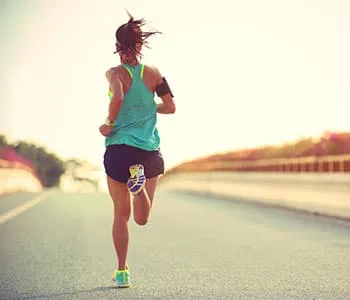 femme pratiquant la course à pied en intérieur sur la chaussée