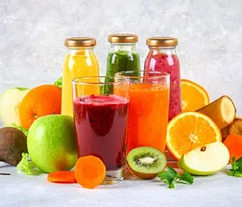 mélange de fruits et légumes avec boissons detox et minceur