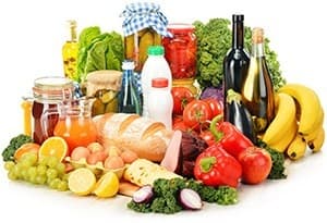 mélange d'aliments fruits et légumes et vin sur fond blanc mélange d'aliments fruits et légumes et vin sur fond blanc