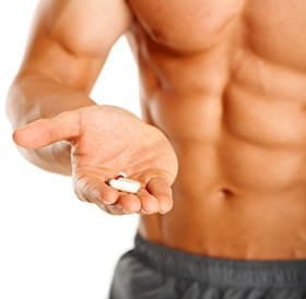 homme torse nu avec des gelules minceur dans la main homme torse nu avec des gelules minceur dans la main