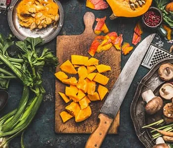 fruits et légumes découpés avec un couteau sur une table