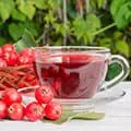 tomates cerise et grande tasse d'un liquide rouge sur une table