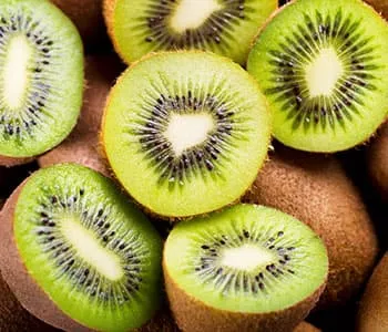 plusieurs kiwis en vrac découpés - fruits de saison