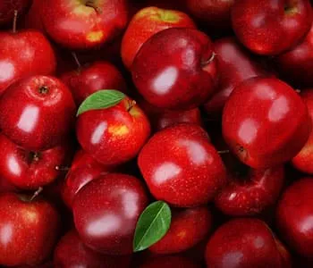 plusieurs pommes rouges en vrac - fruits de saison
