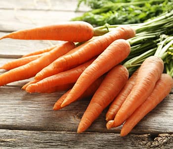 plusieurs carottes en vrac pour posées sur une table plusieurs carottes en vrac pour posées sur une table