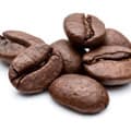 photo de grains de café représentant la caféine dans les pilules photo de grains de café représentant la caféine dans les pilules