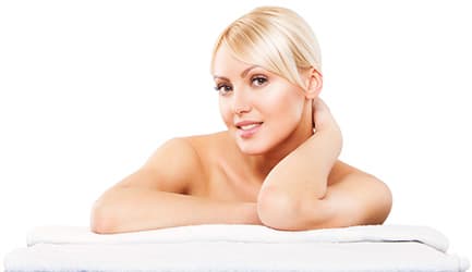 femme blonde allongé tenant sa nuque avec sa main gauche femme blonde allongé tenant sa nuque avec sa main gauche
