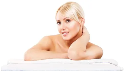 femme blonde allongé tenant sa nuque avec sa main gauche femme blonde allongé tenant sa nuque avec sa main gauche
