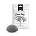 eponge konjac grise et son sachet sur un fond blanc eponge konjac grise et son sachet sur un fond blanc