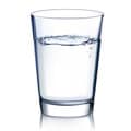 verre d'eau pour s'hydrater rempli sur un fond blanc verre d'eau pour s'hydrater rempli sur un fond blanc