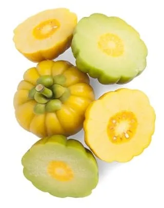 fruits du garcinia cambogia découpé en morceaux sur un fond blanc