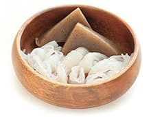 nouilles de konjac dans une récipient en bois sur un fond blanc