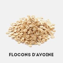 tas de flocons d'avoine sur un fond blanc - WeightWorld