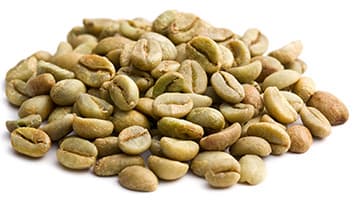 tas de grains de café vert sur un fond blanc - WeightWorld