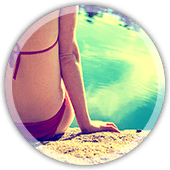femme assise sur un rocher au bord de l'eau pour montrer son calme