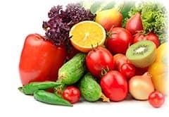 mélange de fruit et legumes multicolores sur un fond blanc