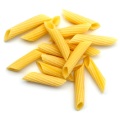 Une poignée de pâtes penne disposées sur un fond blanc Une poignée de pâtes penne disposées sur un fond blanc