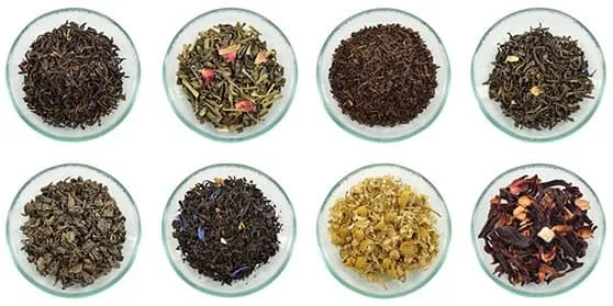 huit bol en verre rempli de thé de différentes couleurs et composition