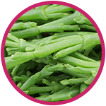 légumes verts entassés les un sur les autres entourés d'un cercle rose