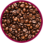 tas de grains de café marron avec lumiere de dessus et entouré d'un cercle rose