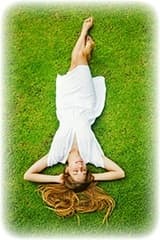 femme allongée dans l'herbe avec une rombe blanche femme allongée dans l'herbe avec une rombe blanche