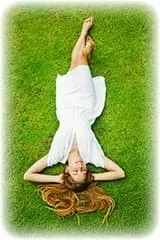 femme allongée dans l'herbe avec une rombe blanche