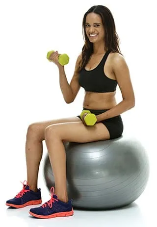 femme pratiquant des exercices sur un gros ballon gonflable