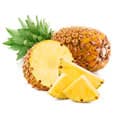 Deux ananas bruns. On est coupé en deux pour que vous puissiez voir le fruit jaune Deux ananas bruns. On est coupé en deux pour que vous puissiez voir le fruit jaune