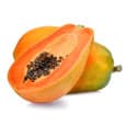 Deux fruits de papaye orange et verte. L'un est réduit de moitié Deux fruits de papaye orange et verte. L'un est réduit de moitié