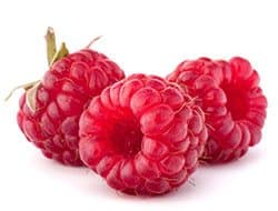 trois framboises roses et une feuille verte sur un fond blanc