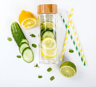 bouteille infuseur en verre avec fruits et legumes et paille en plastique bouteille infuseur en verre avec fruits et legumes et paille en plastique