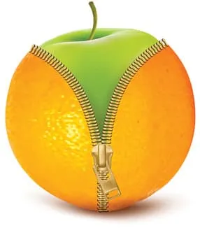 fausse orange ouverte sur une pomme verte sur un fond blanc