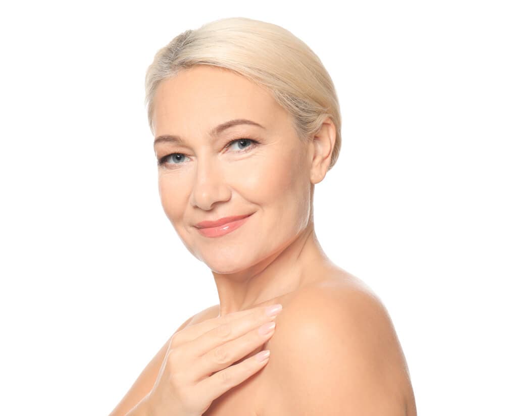 femme blanché agée blonde souriant sur un fond blanc