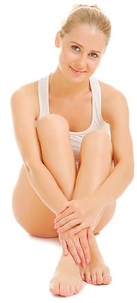 femme blanche en petite tenue blanche souriante sur un fond blanc
