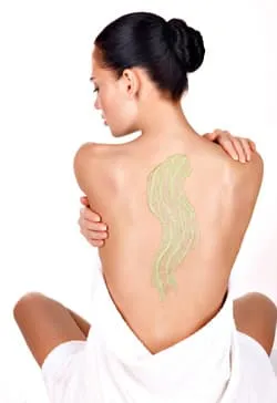 femme de dos blanche avec des traits verts sur le dos