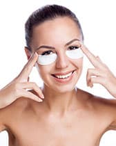 femme blanche s'etalant de la creme sous les yeux - WeightWorld femme blanche s'etalant de la creme sous les yeux - WeightWorld