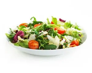 plat de salade multicolore sur un fond blanc - WeightWorld