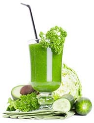 grand verre rempli d'une boisson verte healthy sur un fond blanc grand verre rempli d'une boisson verte healthy sur un fond blanc