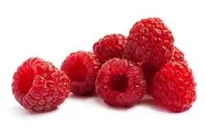 tas de framboises rouges sur un fond blanc - WeightWorld