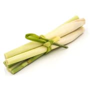 plusieurs tiges vertes de legume sur un fond blanc