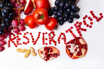 resveratrol ecrit avec des fruits multicolores sur un fodn blanc resveratrol ecrit avec des fruits multicolores sur un fodn blanc
