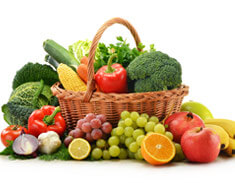 panier avec mélange de fruits et légumes - santé et bien-être