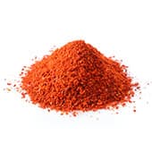 Un gros tas de poudre d'orange pour symboliser la poudre de paprika