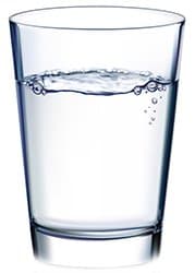 Un verre d'eau pour montrer les avantages de boire de l'eau et de rester hydraté Un verre d'eau pour montrer les avantages de boire de l'eau et de rester hydraté