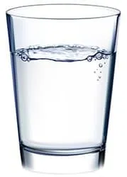 Un verre d'eau pour montrer les avantages de boire de l'eau et de rester hydraté